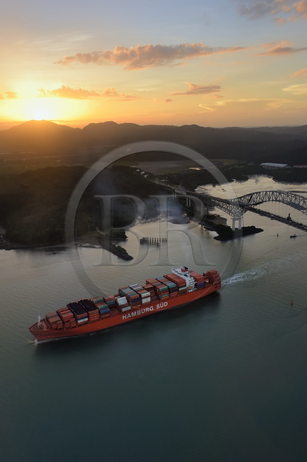 Panama, Panama City, entrée du Canal de Panama coté Océan Pacifique, un cargo Panamax porte-conteneurs passant sous le Pont des Amériques (Puente de las Americas) (vue aérienne)