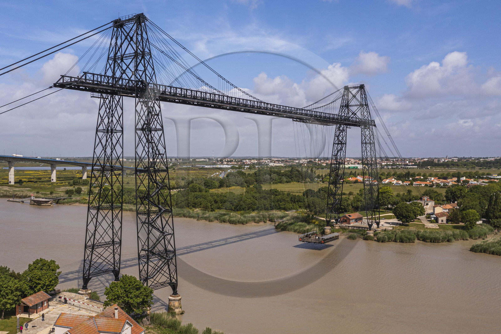 France, Charente-Maritime (17), Rochefort, le pont transbordeur de Rochefort (ou Martrou) construit par Ferdinand Arnodin en 1900, la nacelle en translation au dessus du fleuve Charente (vue aérienne)