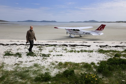 Royaume-Uni, Ecosse, Hébrides extérieures, Ile de Barra, plage à marée basse de la côte Nord qui est aussi la piste de l'aéroport de Barra