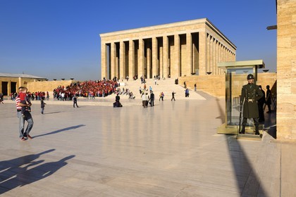 Turquie, Anatolie centrale, Ankara, soldat montant la garde devant le mausolée d'Atatürk et une délégation des supporters du club de football du Galatasaray