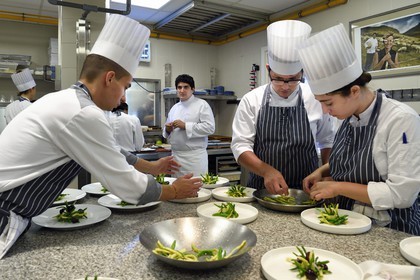 France, Alpes-Maritimes (06), Menton, Restaurant Le Mirazur, le Chef doublement étoilé Michelin Mauro Colagreco dans sa cuisine