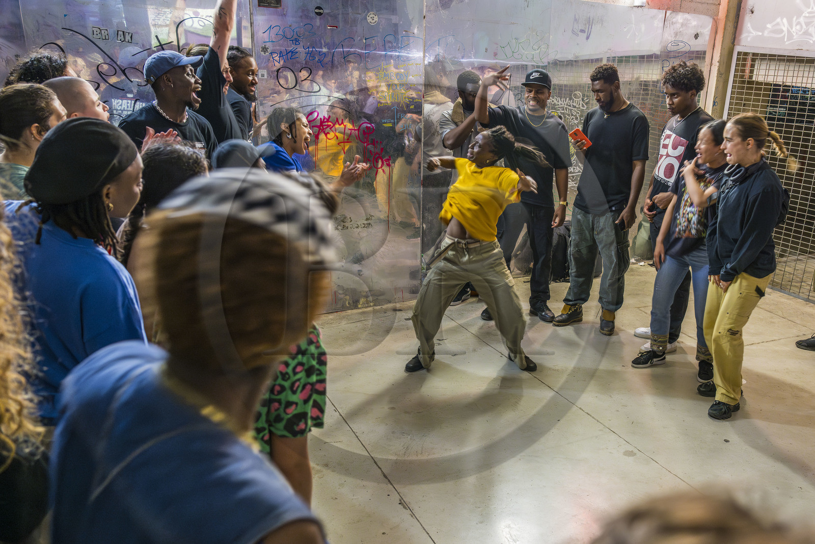 France, Bouches-du-Rhône (13), Marseille, La Friche de la Belle de Mai, cession de Krump sur la piste de danse ouverte à tous France, Bouches-du-Rhône (13), Marseille, La Friche de la Belle de Mai, cession de Krump sur la piste de danse ouverte à tous