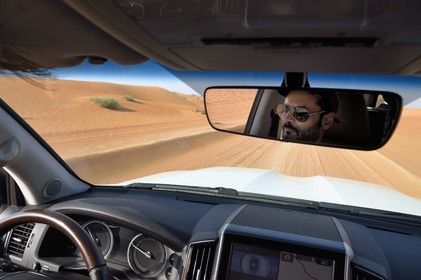 Sultanat d'Oman, gouvernorat de Ash Sharqiyah, désert des Wahiba Sands ou Sharqiya Sands, 4x4 sur la piste qui slalome entre les dunes de sable