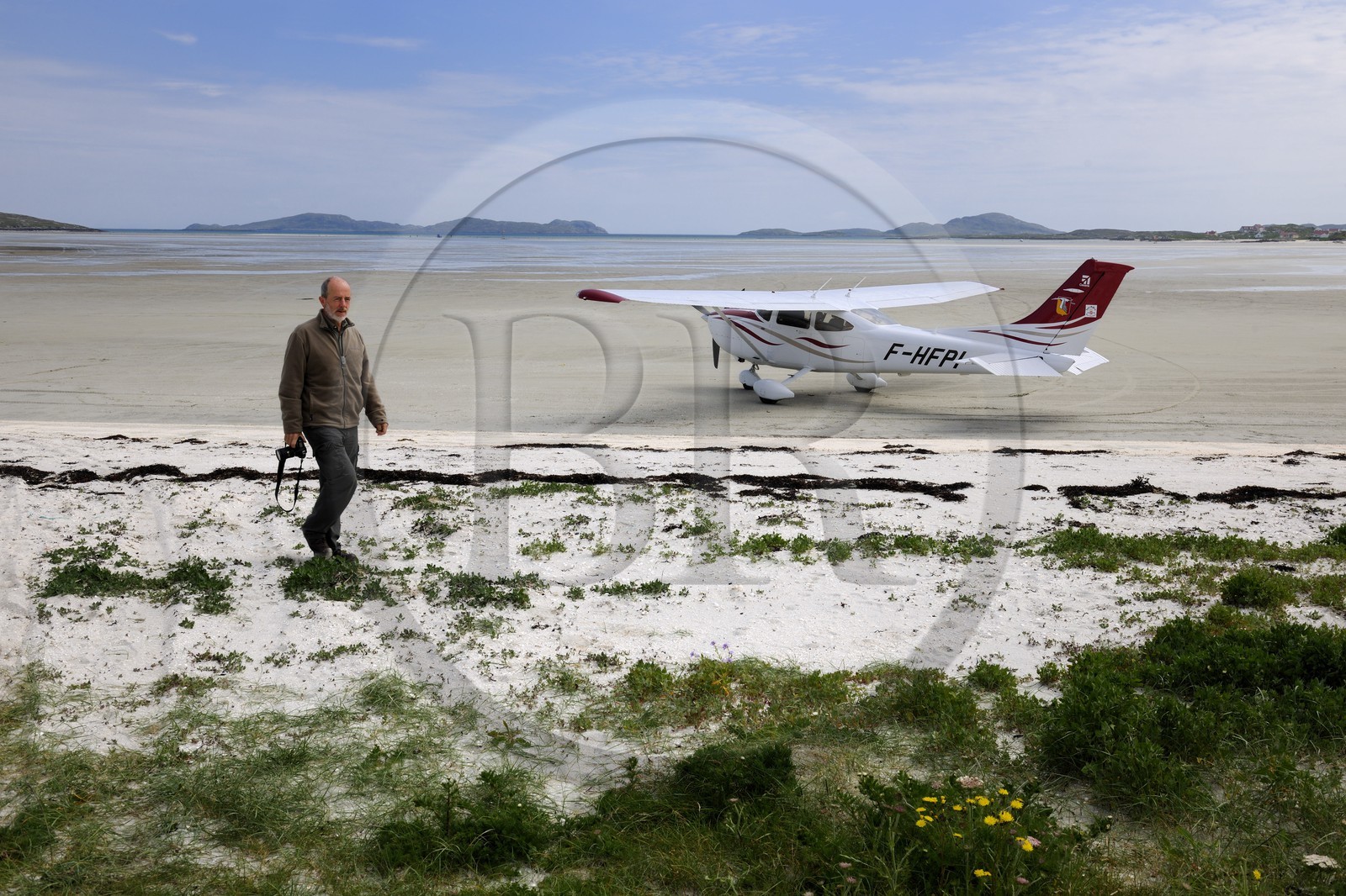 Royaume-Uni, Ecosse, Hébrides extérieures, Ile de Barra, plage à marée basse de la côte Nord qui est aussi la piste de l'aéroport de Barra