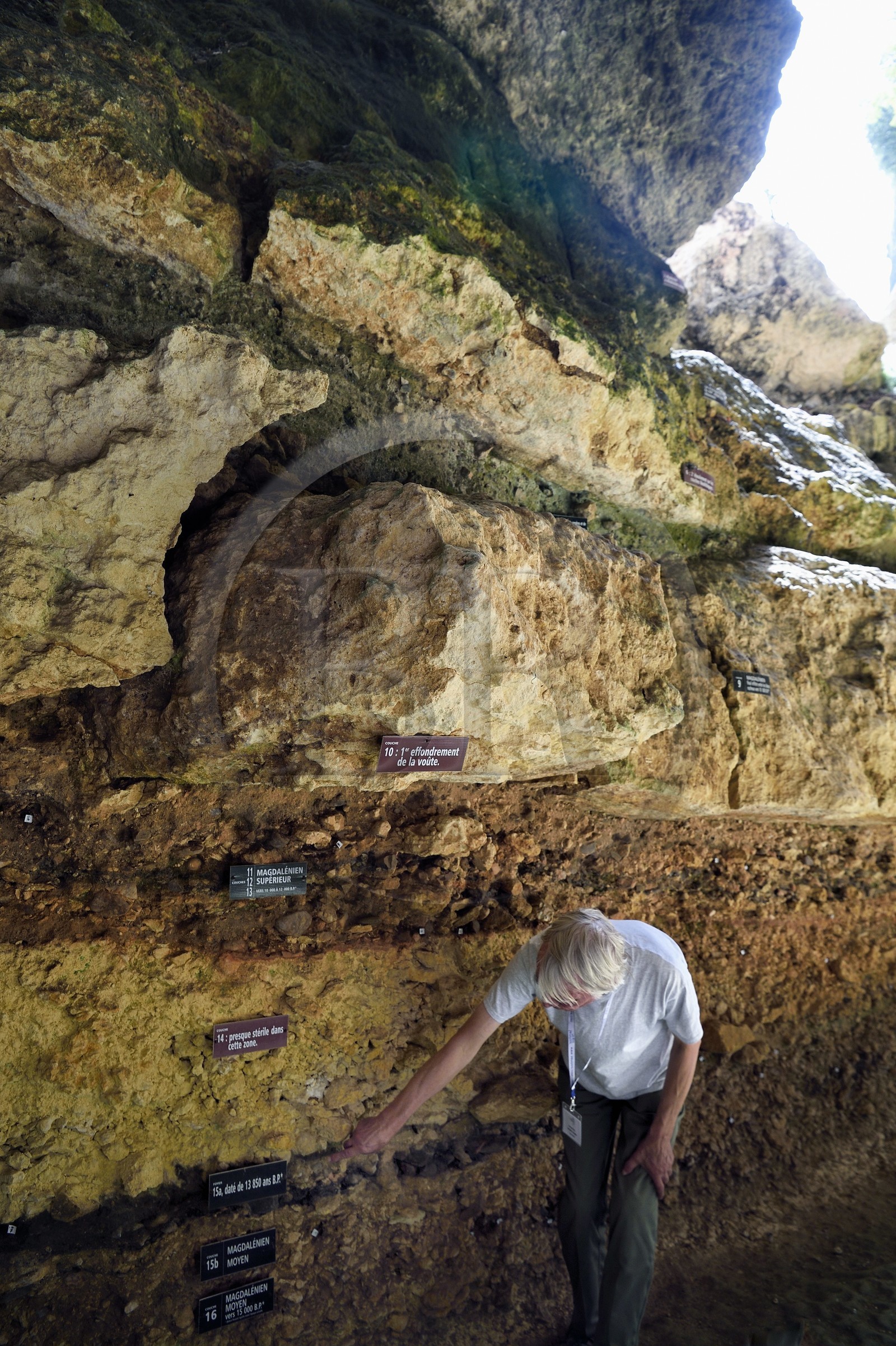 France, Dordogne (24), Périgord Noir, Les Eyzies-de-Tayac, site classé Patrimoine Mondial de l'UNESCO, abris sous roche de Laugerie-Basse, trace des différentes occupations humaines du site depuis le magdalénien