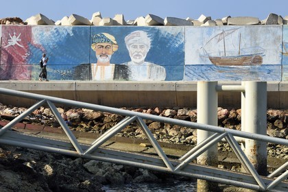 Sultanat d'Oman, gouvernorat de Ash Sharqiyah, port moderne de Sour, peinture murale représentant le sultan Haitham ben Tariq qui a succédé au sultan Qabus ibn Said (à droite)