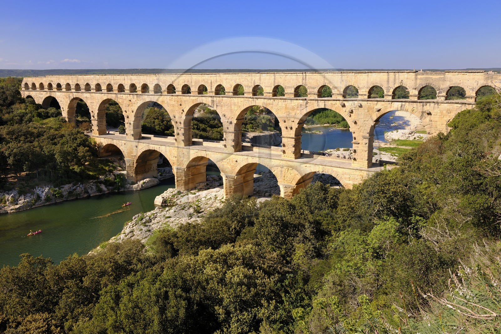 France, Gard (30), le Pont du Gard classé Patrimoine Mondial de l'UNESCO, aqueduc romain qui enjambe le Gardon, descente en canoë-kayak du Gardon France, Gard (30), le Pont du Gard classé Patrimoine Mondial de l'UNESCO, aqueduc romain qui enjambe le Gardon, descente en canoë-kayak du Gardon