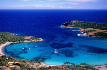 France, Corse-du-Sud (2A), la baie de Rondinara ourlée de sable blanc (vue aérienne)