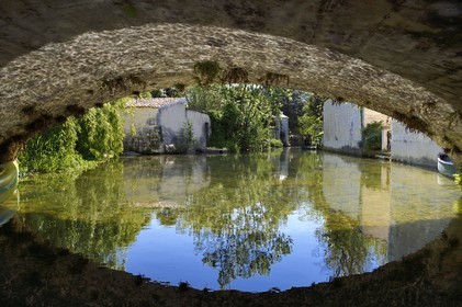 France, Charente (16), Bassac, pont sur la Guirlande, un affluent de la Charente