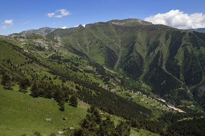France, Alpes-Maritimes (06), Tende, la vallée de la Roya (arrière-pays niçois), le Fort Central au Col de Tende (1871m), fortifications construites par les Italiens après 1881 et les lacets de l'ancienne route du Col de Tende où passaient les mulets de la route du sel