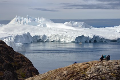 Groenland, cote ouest, baie de Disko, Ilulissat, fjord glacé classé Patrimoine Mondial de l'UNESCO qui est l’embouchure maritime du glacier Sermeq Kujalleq (Jakobshavn Glacier), randonnée sur le site de Sermermiut et bateau de pêche au pied des icebergs