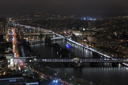 France, Paris (75), les rives de la Seine classées patrimoine mondial de l'UNESCO, le pont de Bir-Hakeim et l'Allée des Cygnes de nuit