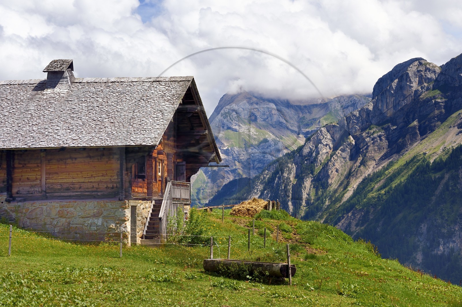 Suisse, Canton de Vaud, Ormont-Dessus, Les Diablerets, ferme vers le lac Retaud au dessus du Col du Pillon et la montagne de Schluchhorn en arrière plan