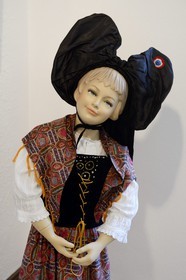 France, Haut-Rhin (68), Sundgau, Altkirch, musée sundgauvien, costume traditionnel d'une alsacienne