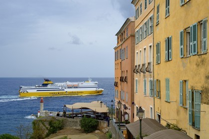 France, Haute-Corse (2B), Bastia, la Citadelle quartier de Terra-Nova, ferry de Corsica Ferries quittant la ville