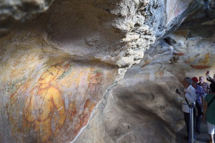 Sri Lanka, province centrale, district de Matale, Sigiriya, ville ancienne de Sigiriya classée patrimoine mondial de l'UNESCO, Rocher du Lion, grotte abritant les fresques peintes appelées Les Demoiselles de Sigiriya