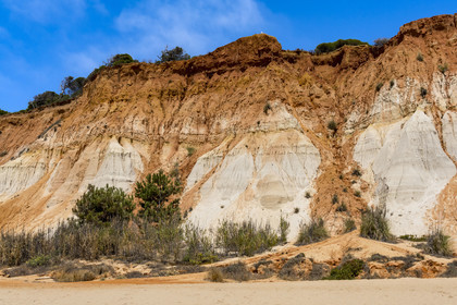Portugal, Algarve, Olhos de Agua, la plage de Praia da Falésia surplombée par ses falaises rouges