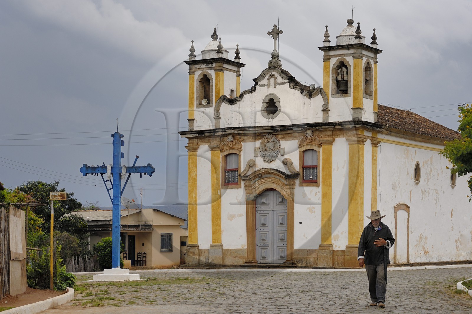 Brésil, Etat du Minas Gerais, village de Itatiaia, homme devant l'église (Route de l'or, Estrada Real)