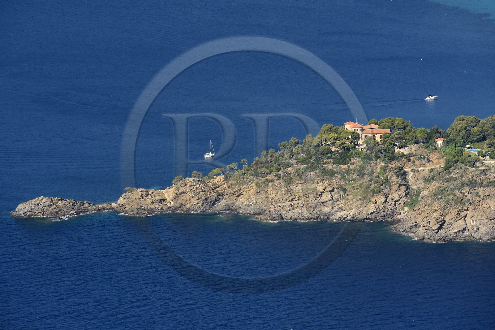 France, Var (83), Corniche des Maures, Le Lavandou, Cap Nègre, le chateau Faraghi propriété de la famille Bruni Tedeschi (vue aérienne)
