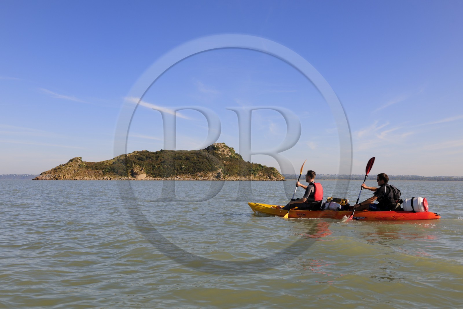 France, Manche (50), traversée de la Baie du Mont-Saint-Michel en kayak (www.seakayak-fr.com), arrivée sur l'ile de Tombelaine