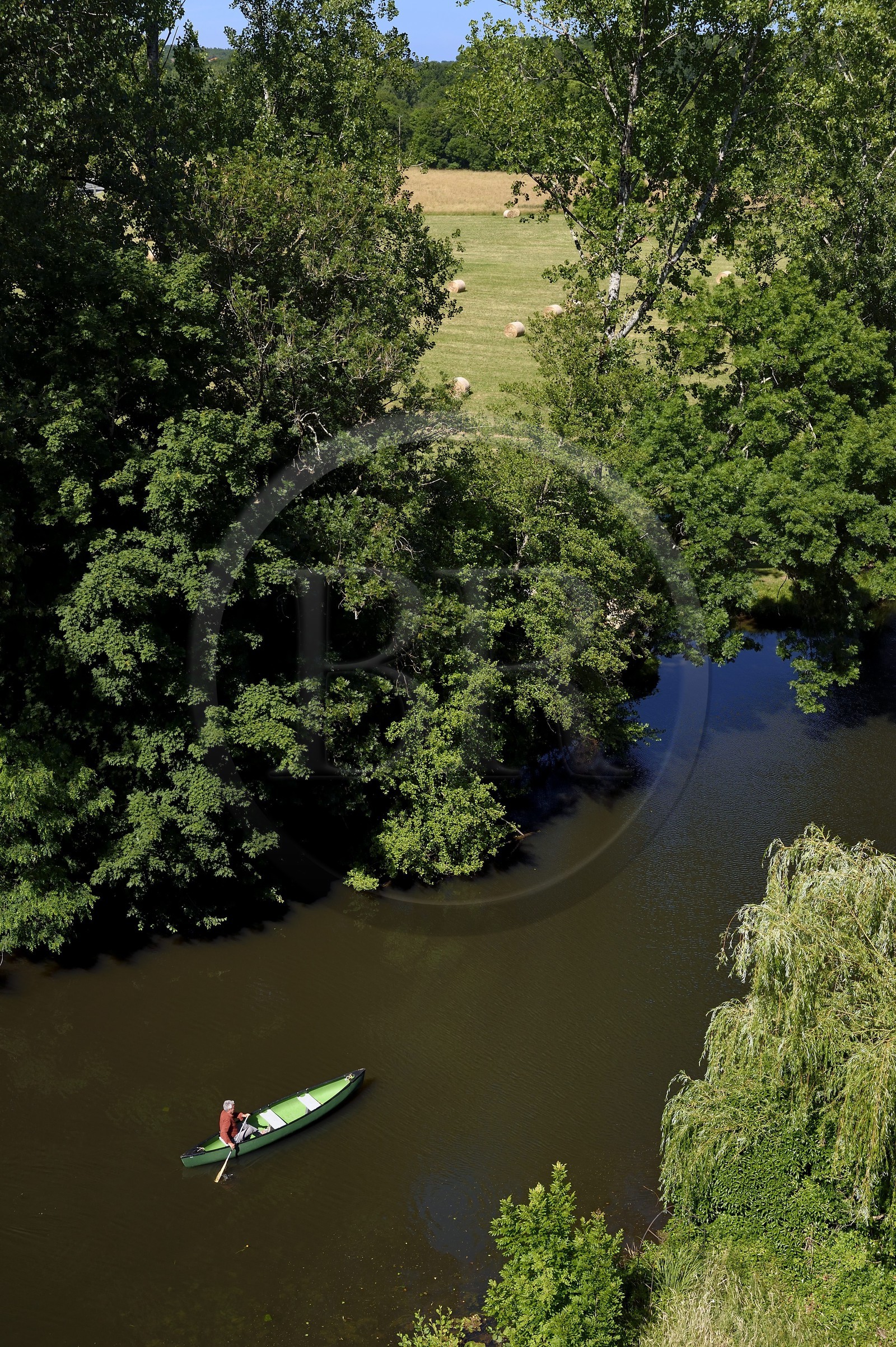 France, Dordogne (24), Périgord Vert, Bourdeilles, la Dronne vue du chateau