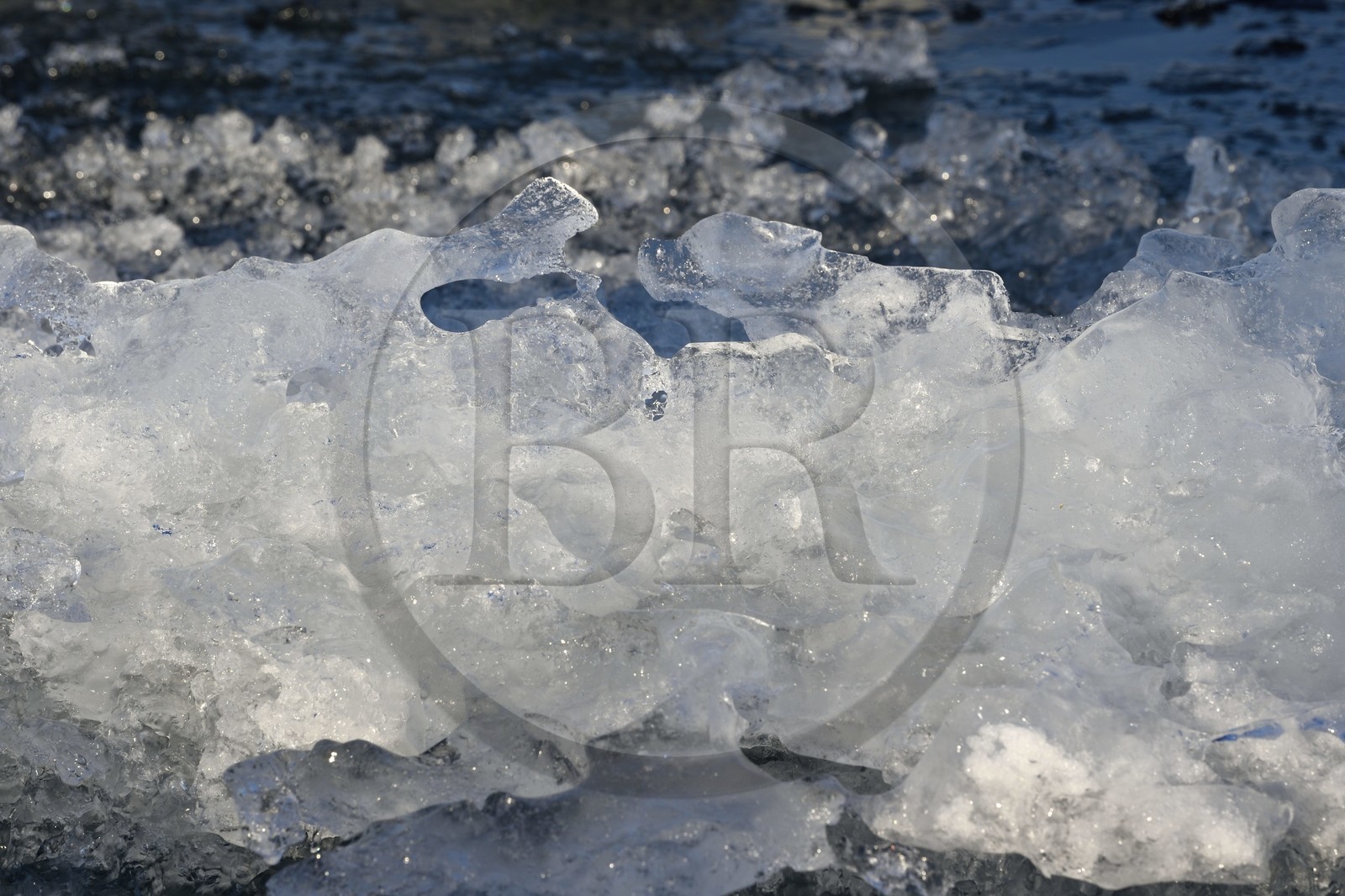 Groenland, cote Nord-Ouest, Smith sound, gros plan sur un morceaux de glace de la banquise arctique qui a presque totalement fondu (frasil)