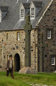 Royaume-Uni, Ecosse, Highland, Hébrides intérieures, Ile de Iona face à l'Ile de Mull, abbaye d'Iona, Croix celtique de St Martin (8e siècle) et une réplique de la Croix St-Jean
