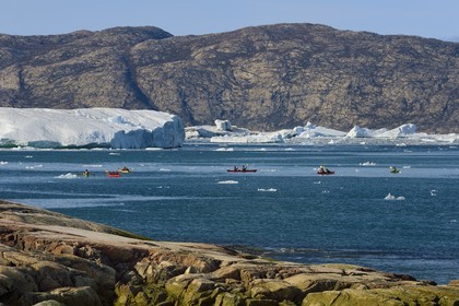 Groenland, cote ouest, baie de Disko, baie de Quervain, kayaks progressant au milieu des icebergs