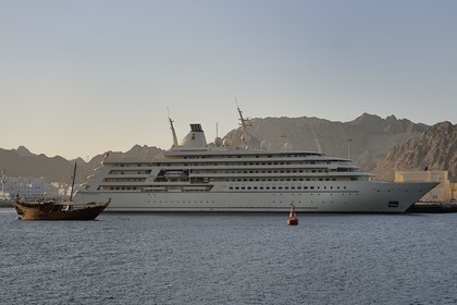 Sultanat d'Oman, Mascate, vieux Mascate, port de Muttrah, Oman Royal Yacht Squadron, le yacht secondaire du Sultan le Fulk al Salamah amarré aux quais de Mina Qaboos