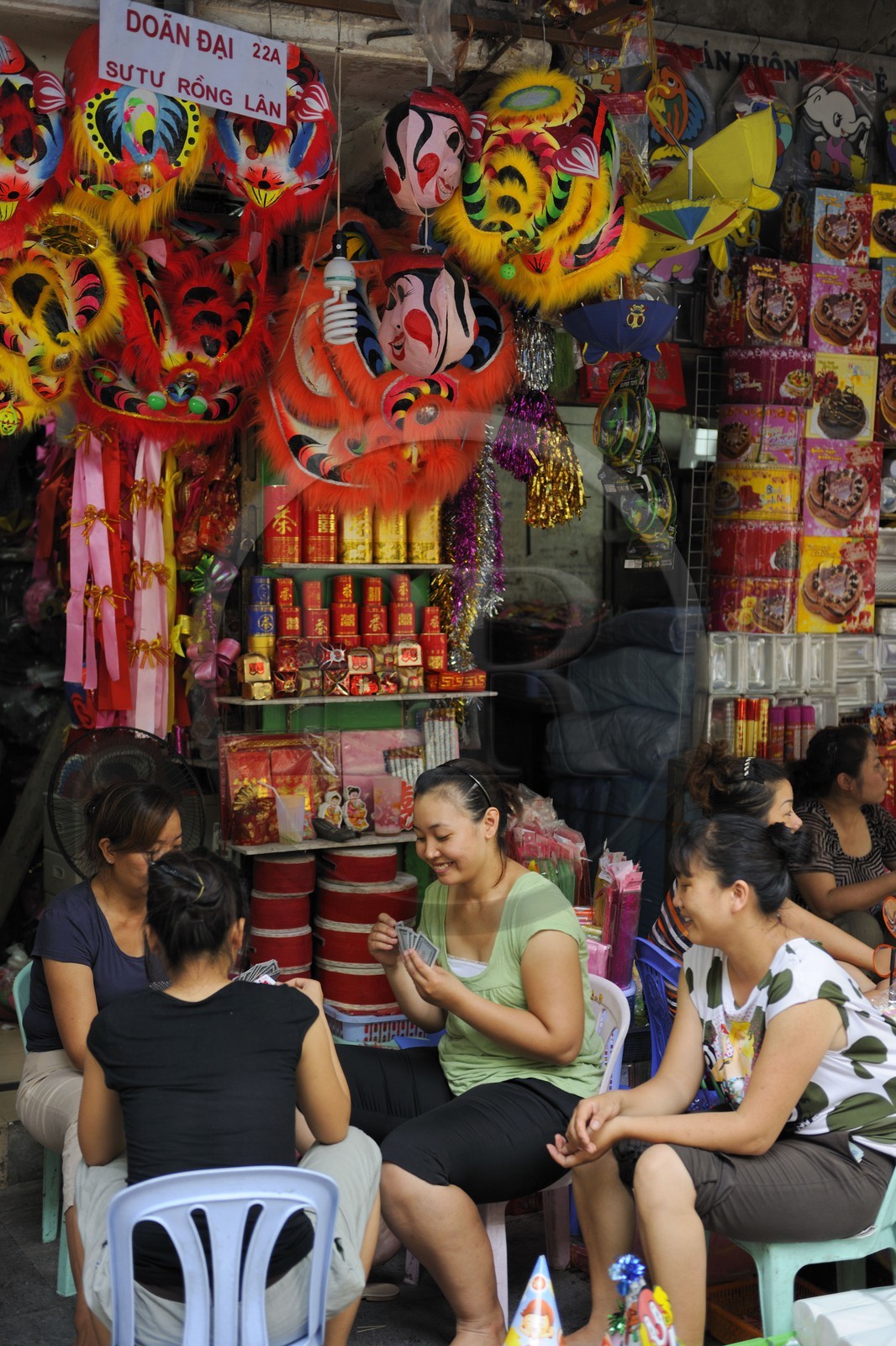Vietnam, Hanoï, quartier des 36 rues dans la vieille ville, magasin d'accessoires de fêtes