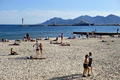France, Alpes-Maritimes (06), Cannes, plage de la Croisette et le massif des Maures en arrière plan