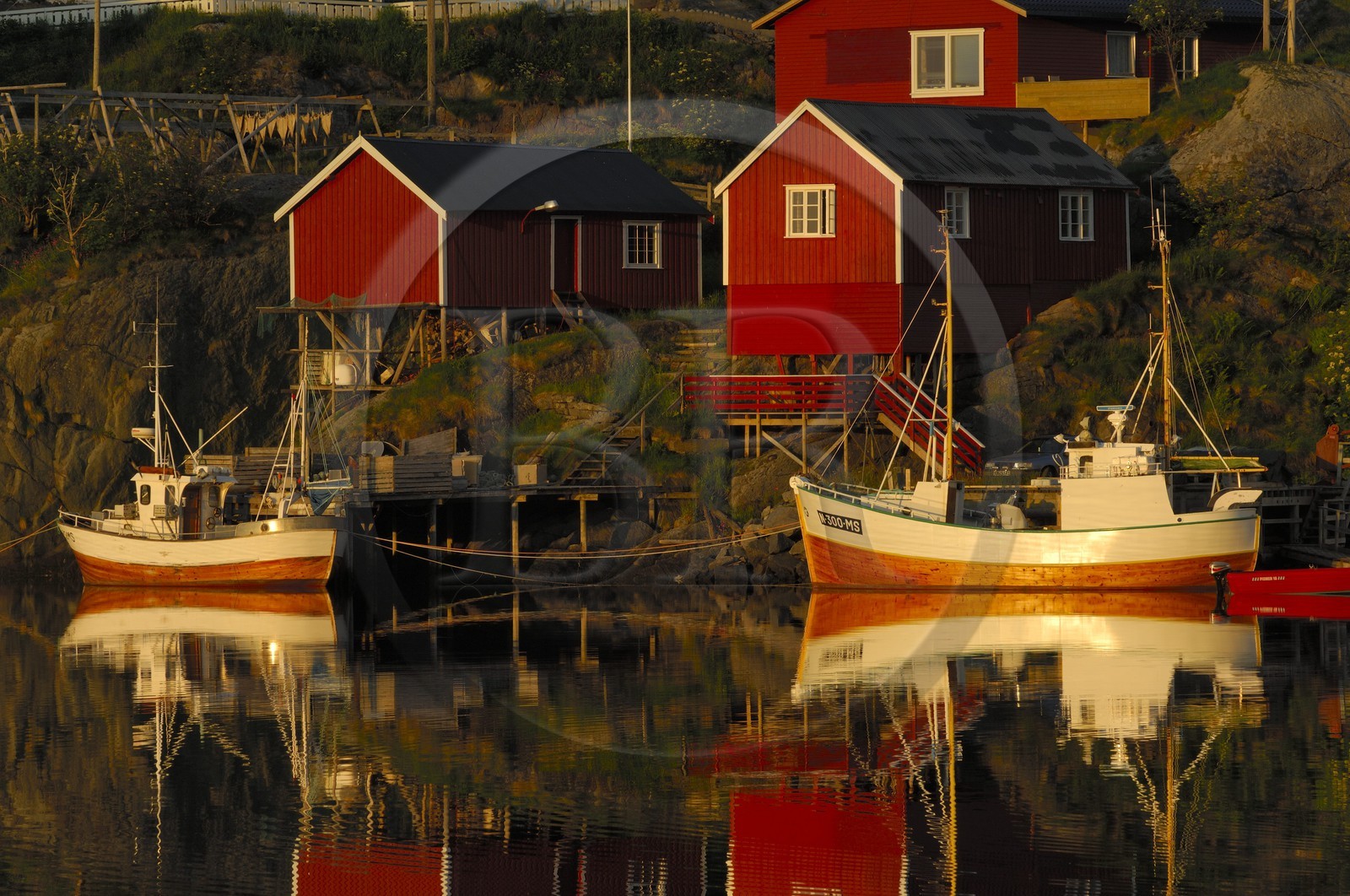 Norvège, Nordland, Iles Lofoten, Ile de Moskenes, port de pêche de Hamnoy près de Reine au soleil de minuit