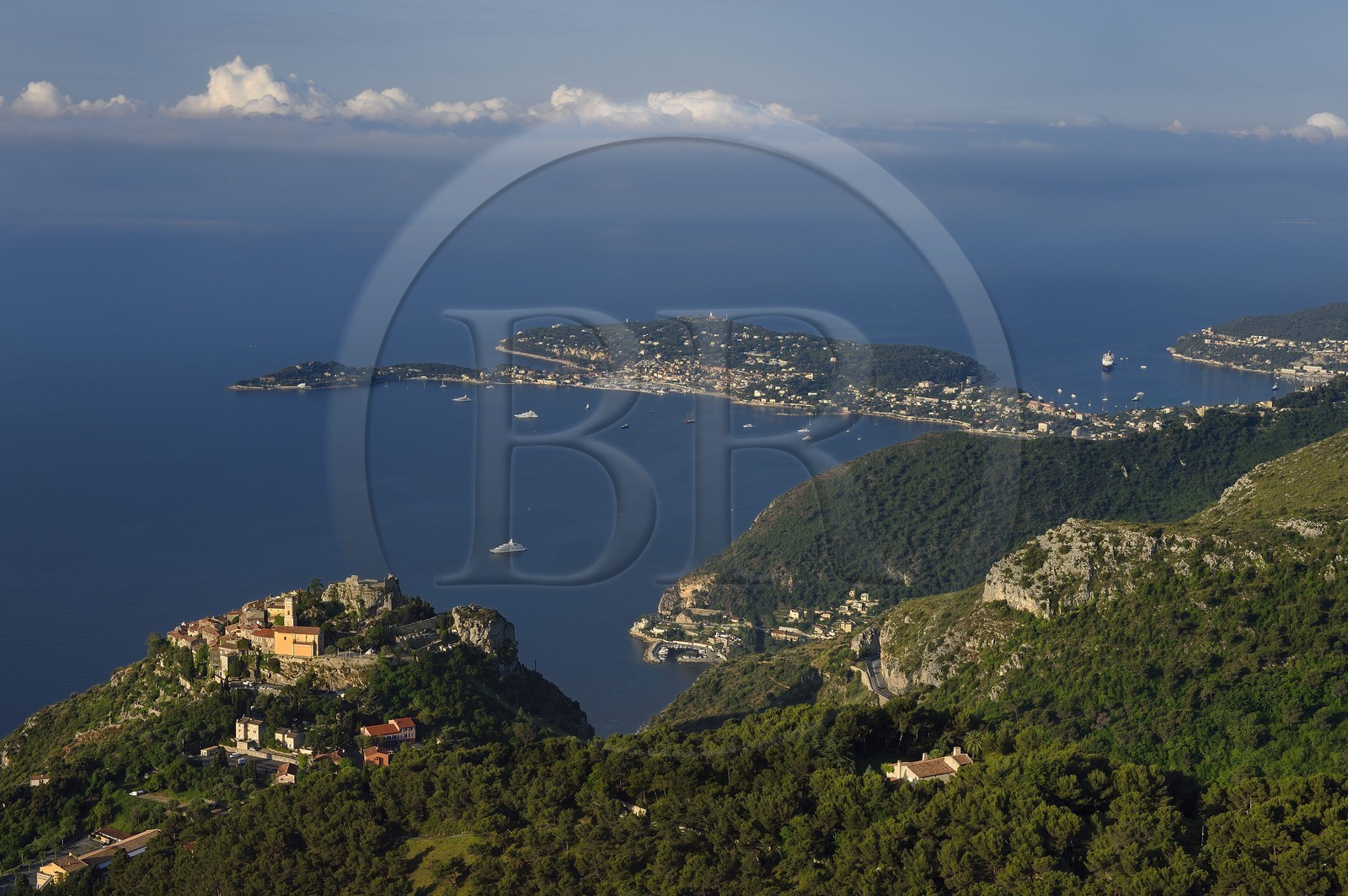 France, Alpes-Maritimes (06), le village perché d'Eze, Saint-Jean-Cap-Ferrat en arrière plan.