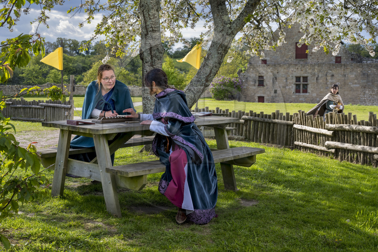 France, Vendée (85), Tiffauges, le chateau de Tiffauges, femmes en costumes médiévaux dans l'ancien chateau fort en ruines où résida Gilles de Rais