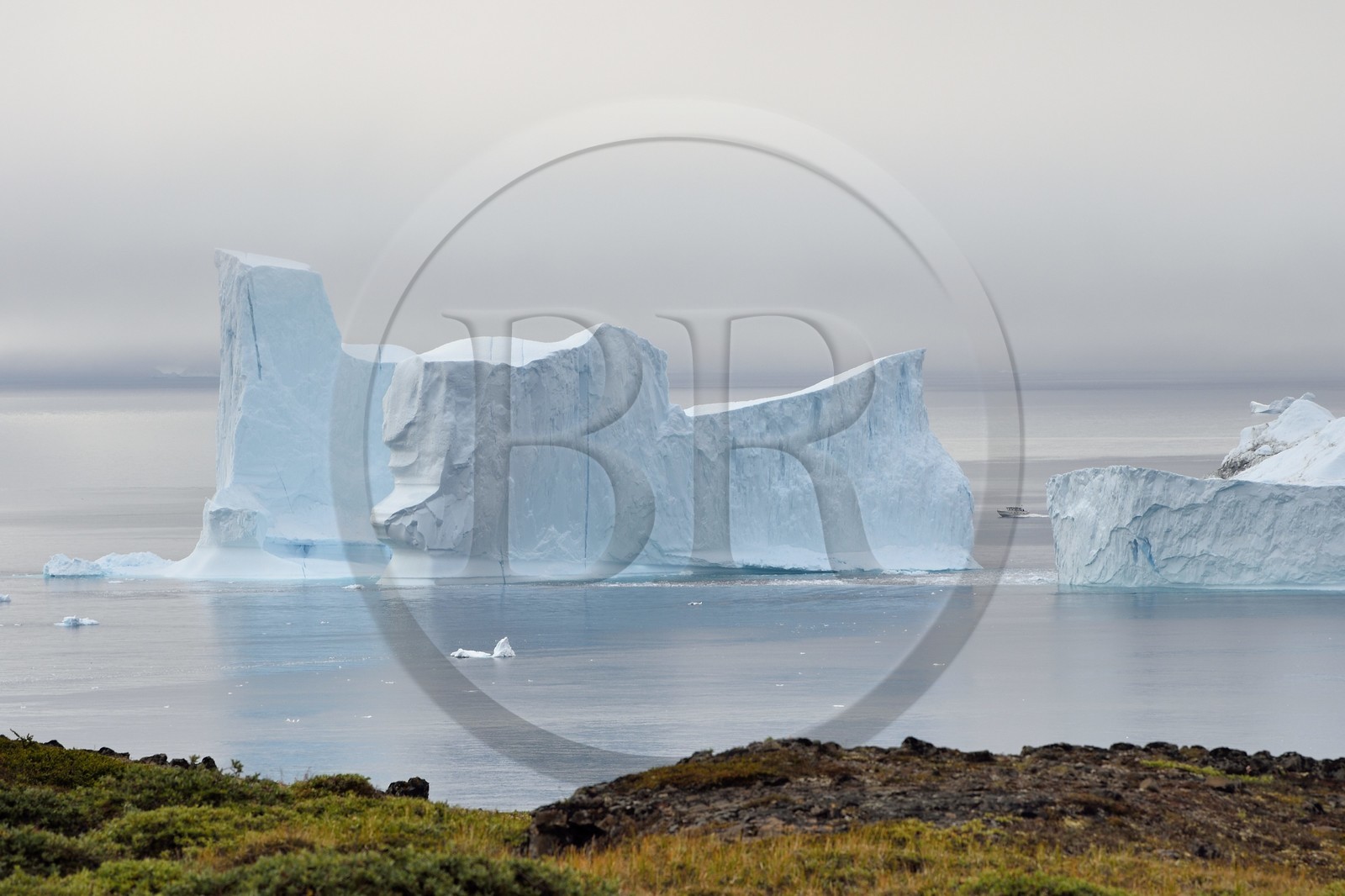 Groenland, cote ouest, Ile de Disko, Qeqertarsuaq, bateau entre deux icebergs le long de la côte