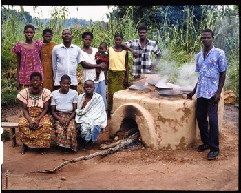 Burkina Faso, province de Poni, pays des Lobi, Loropéni, fabrication de la bière traditionnelle de Sorgho par les dolotières (ici les épouses de Celestin Kambou), foyer où est mis à bouillir la boisson qui deviendra du le dolo aussi appellé tchapalo
