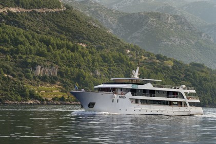 Croatie, Dalmatie, cote dalmate, bateau de croisière progressant dans le detroit entre la presqu'ile de Peljesac (en arrière plan) et l'Ile de Korcula