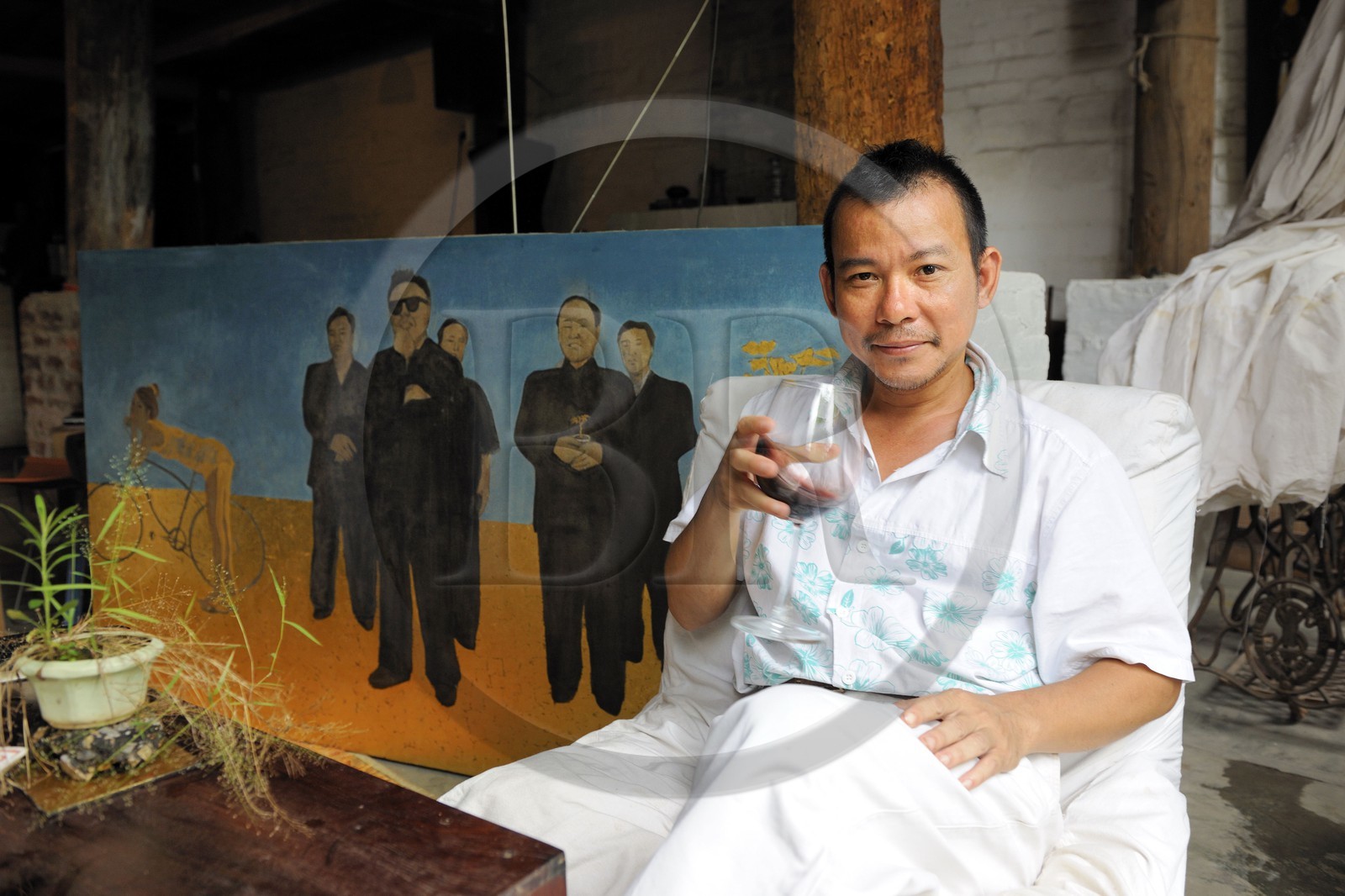 Vietnam, Hanoï, artiste peintre contemporain Le Hong Thai dans sa maison et atelier