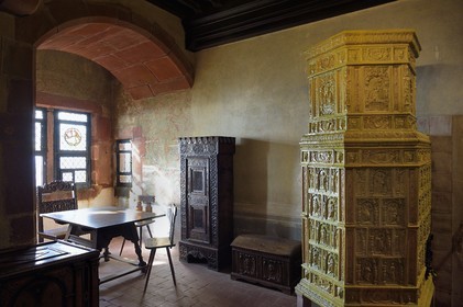 France, Bas-Rhin (67), Orschwiller, le chateau du Haut-Koenigsbourg, le poêle en céramique jaune (kachelofe) est constitué de carreaux copiant les carreaux de poêle trouvés lors de fouilles