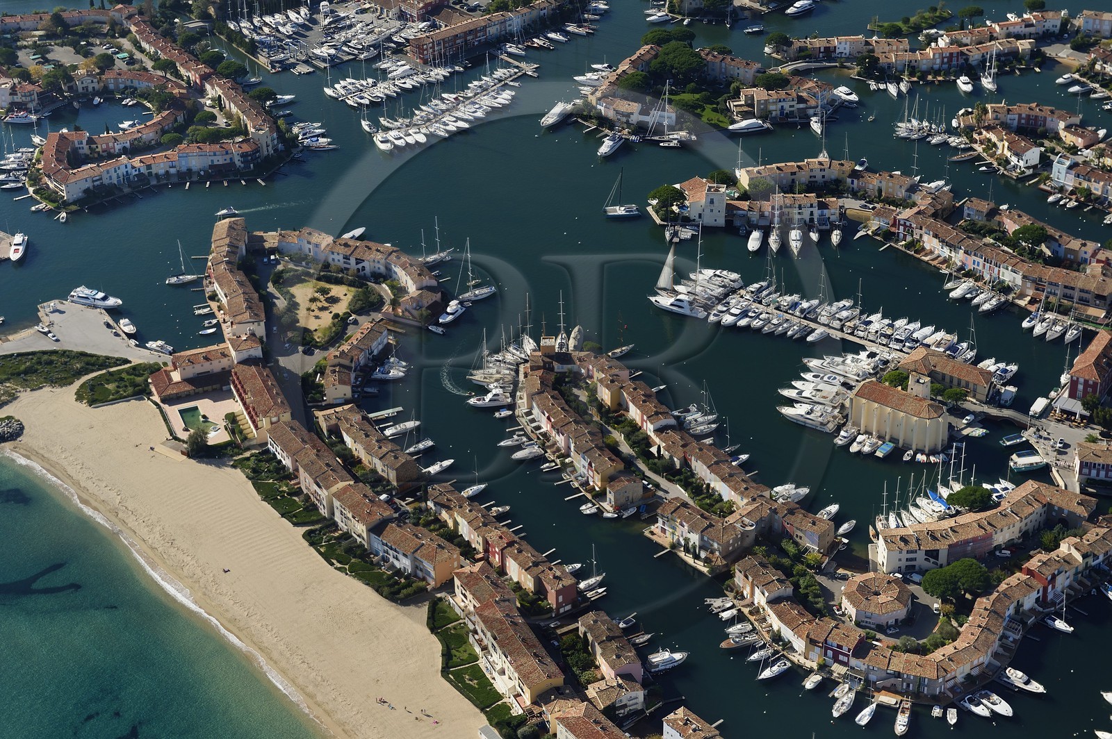 France, Var (83), golfe de Saint-Tropez, la cité lacustre de Port-Grimaud (vue aérienne)