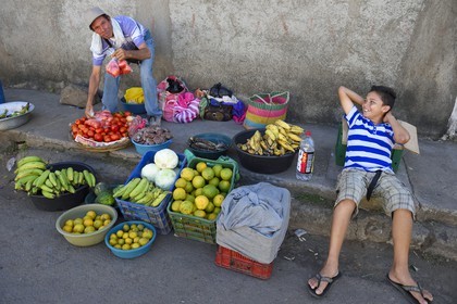 Nicaragua, Leon, quartier de Sutiaba, vendeur de légumes aux abords du marché
