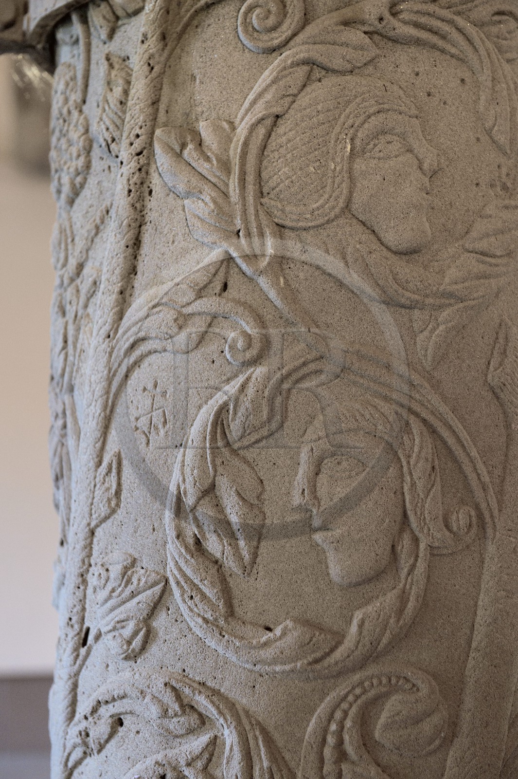 France, Bas-Rhin (67), Birkenwald, le chateau datant de 1562, pilier sculpté dans la salle des gardes