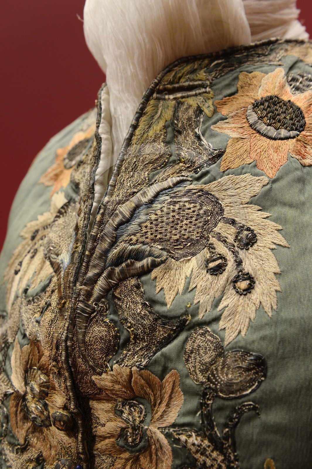 France, Rhône (69), Lyon, site historique classé Patrimoine Mondial de l'UNESCO, musée des Tissus et des Arts décoratifs, veste en soie à décor floral