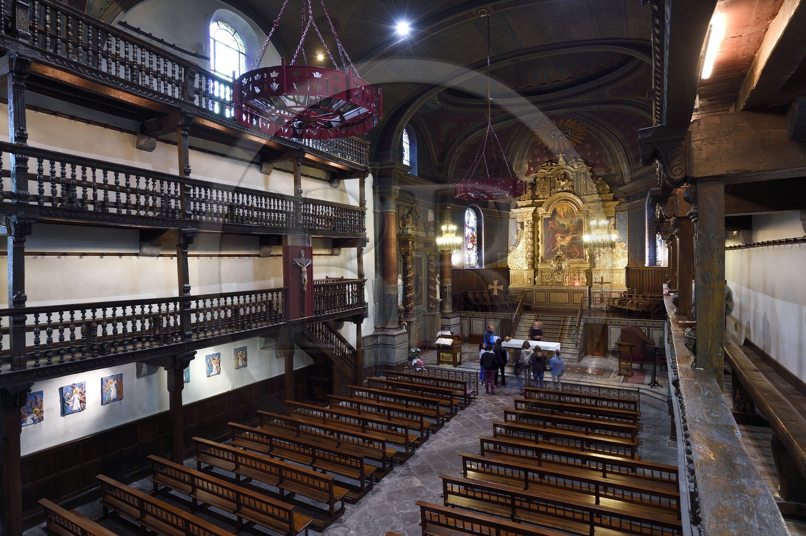 France, Pyrénées-Atlantiques (64), Pays-Basque, Cambo-les-Bains, l'église Saint-Laurent du XVIIe siècle et les galeries en bois de la nef