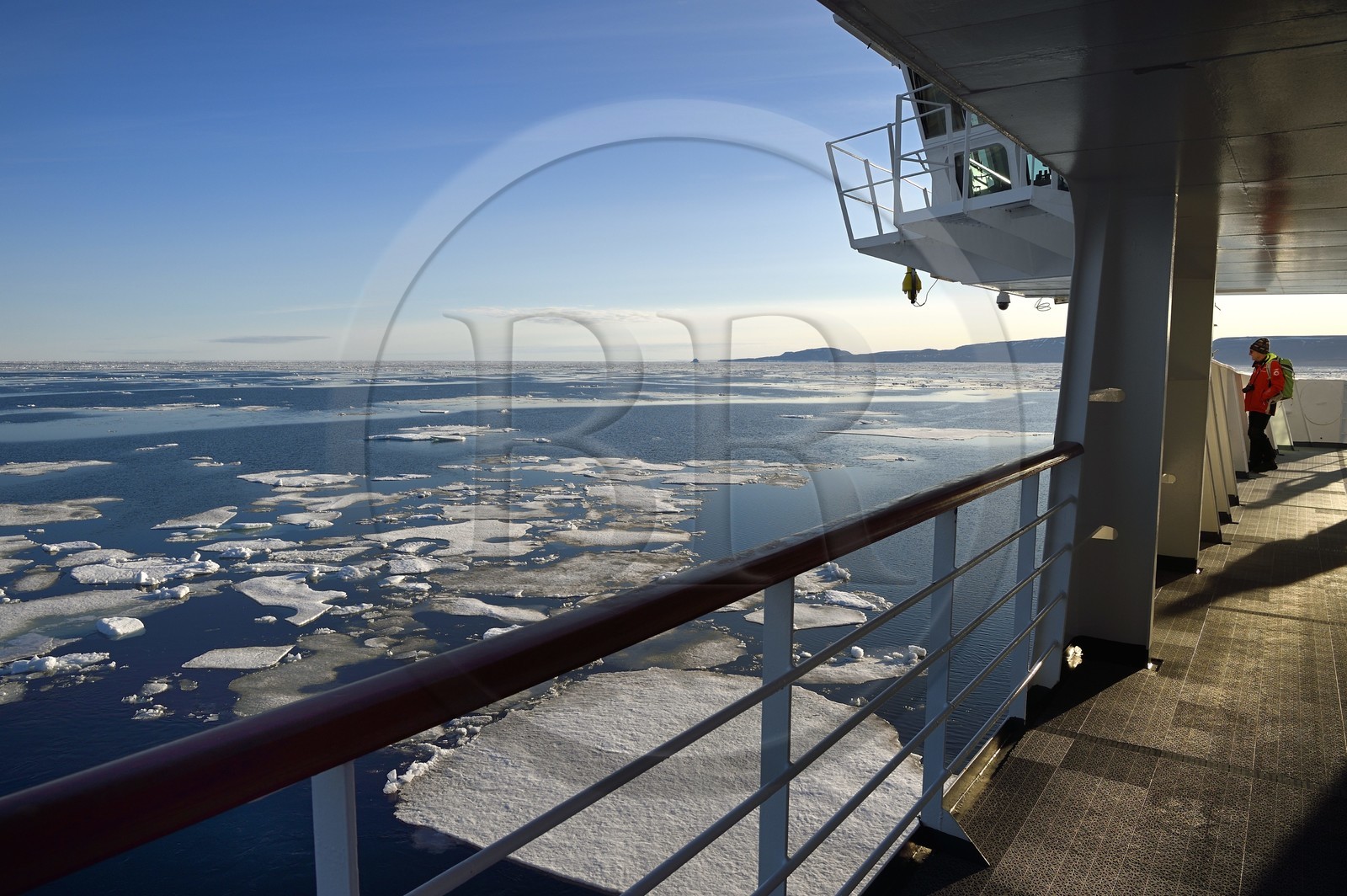 Groenland, cote Nord-Ouest, Smith sound au nord de la baie de Baffin, le bateau de croisière MS Fram de la compagnie Hurtigruten progressant entre les blocs de glace de la banquise