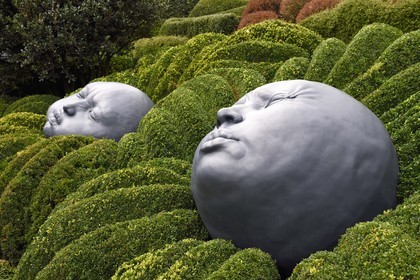 France, Seine-Maritime (76), Pays de Caux, Côte d'Albâtre, Etretat, Les Jardins d'Etretat de Alexander Grivko, les têtes géantes et rondes de Samuel Salcedo