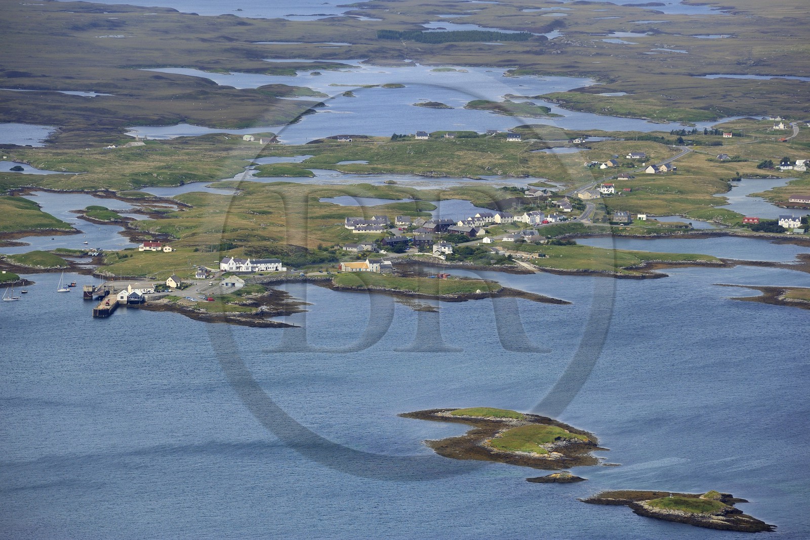 Royaume-Uni, Ecosse, Hébrides extérieures, Ile de North Uist recouvert d'une mosaïque de tourbières, basses collines et lochs, le port de pêche Lochmaddy est l'agglomération principale de l'île (vue aérienne)
