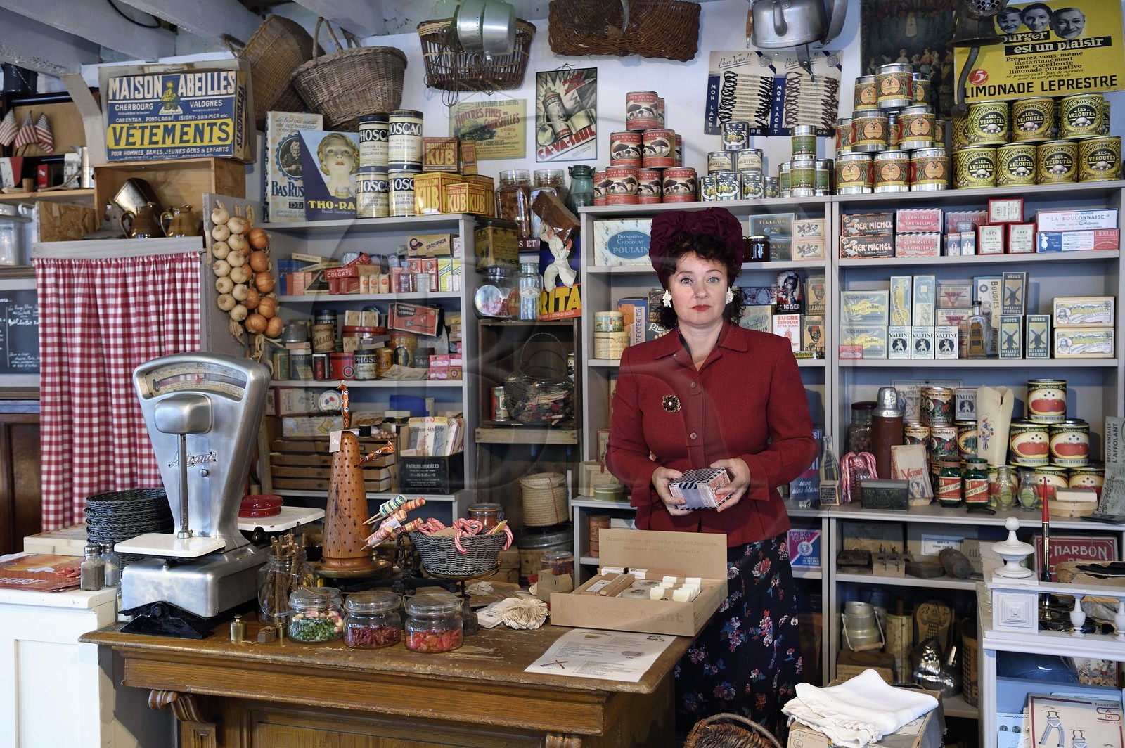 France, Manche (50), Carentan, L'Atelier, le café épicerie des années de guerre, reconstitué par les collectionneurs d'objets militaires et civils des années 1940 Sylvie et Jean-Marie Caillard, Sylvie Caillard