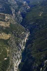 Var (83) rive gauche et Alpes-de-Haute-Provence (04) rive droite, Parc Naturel Régional du Verdon vers La Palud-sur-Verdon, le Grand Canyon des Gorges du Verdon (vue aérienne)