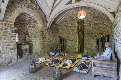 France, Var (83), Provence Verte, Bras, la maison d'hotes Le Peyrourier - une campagne en Provence, le voyage sonore de l'artiste musicienne Yasi Zandi dans l'ancienne chapelle templière reconstruite
